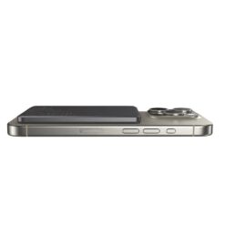 SlimWin Ultra Vékony Magsafe Powerbank - 5000 mAh, szürke, oldalnézetből, MagSafe töltés közben